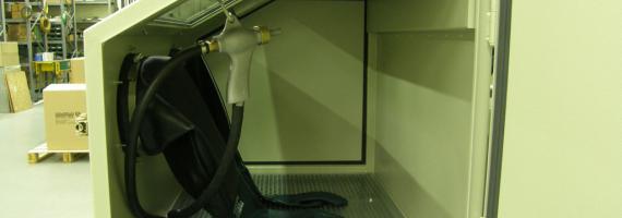Interno della sabbiatrice a depressione manuale